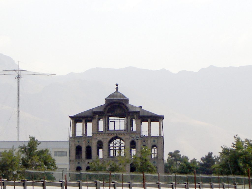 برج پیزای ایرانی در تنهایی