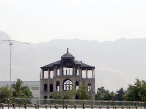 برج پیزای ایرانی در تنهایی